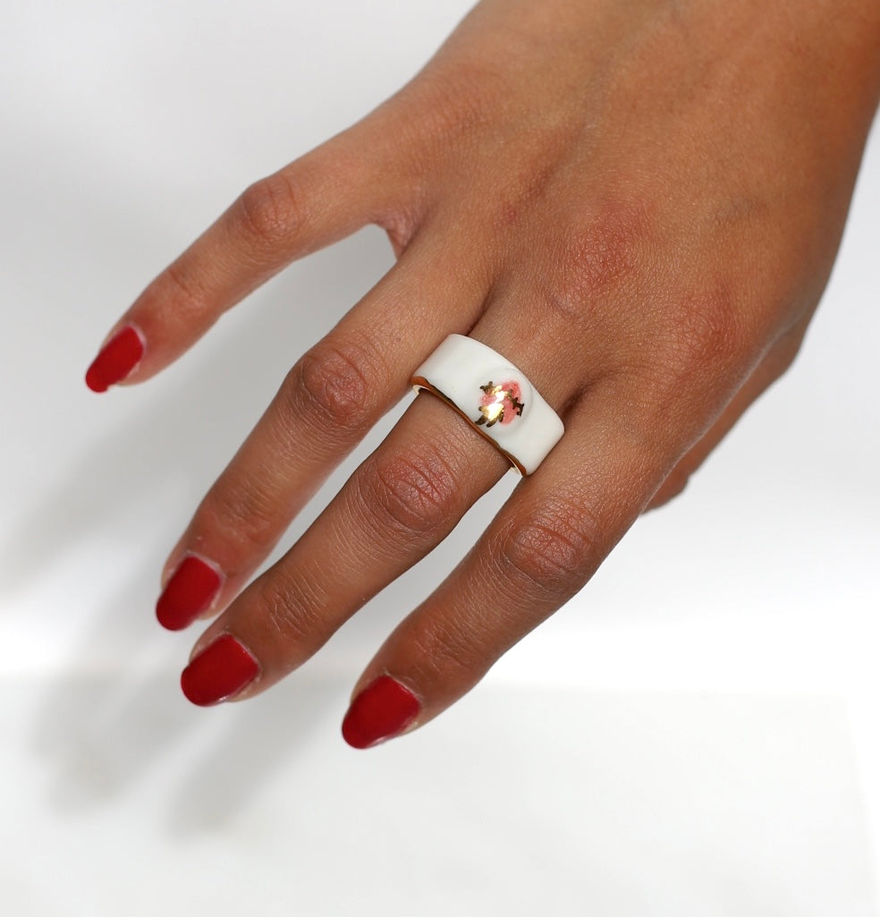 bague en porcelaine blanche avec un motif coeur ex-voto rose peint à la main avec des détails à l'or liquide taille 53 FR