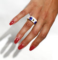 Une bague large en porcelaine blanche émaillée en taille FR51, avec des détails à l'or liquide peint à la main avec un motif à pois bleu nuit et point à l'or précieux.