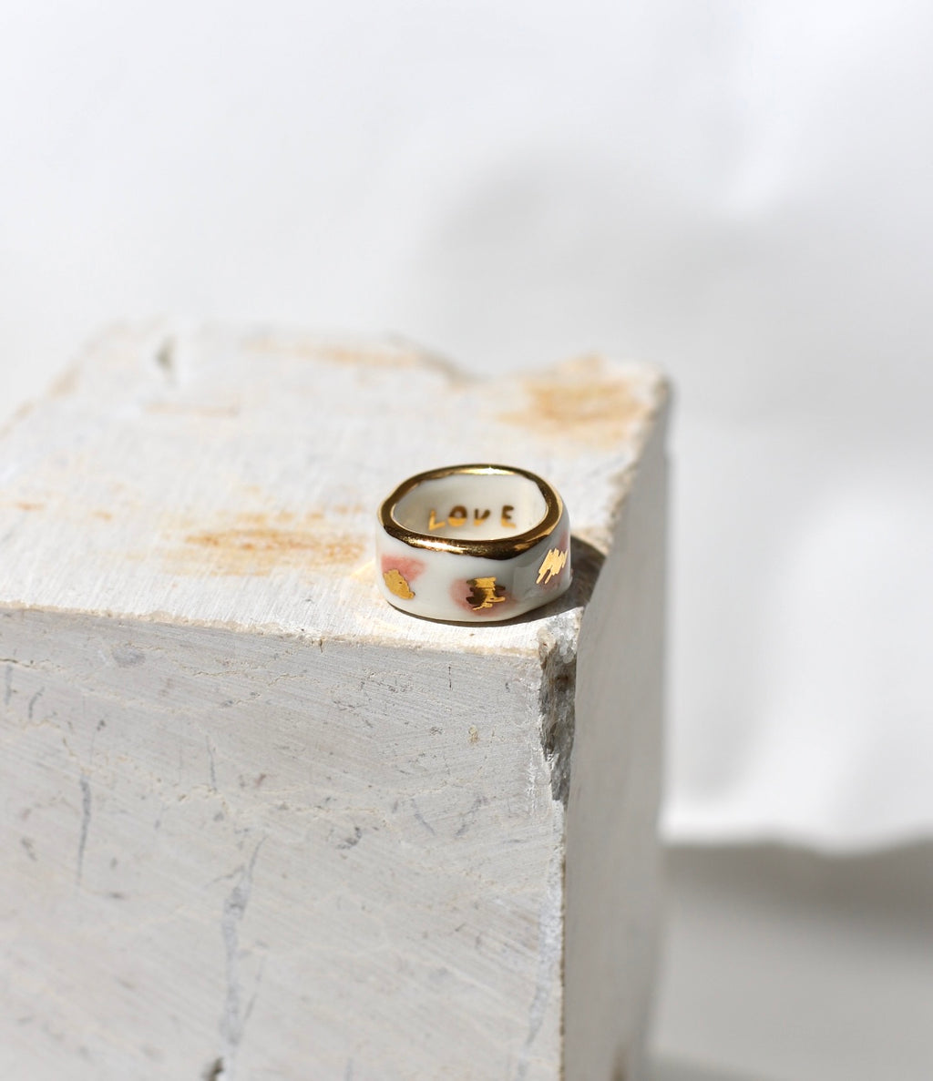 Bague large en porcelaine blanche avec taches rose pâle et éclats d'or fin taille 54 FR.