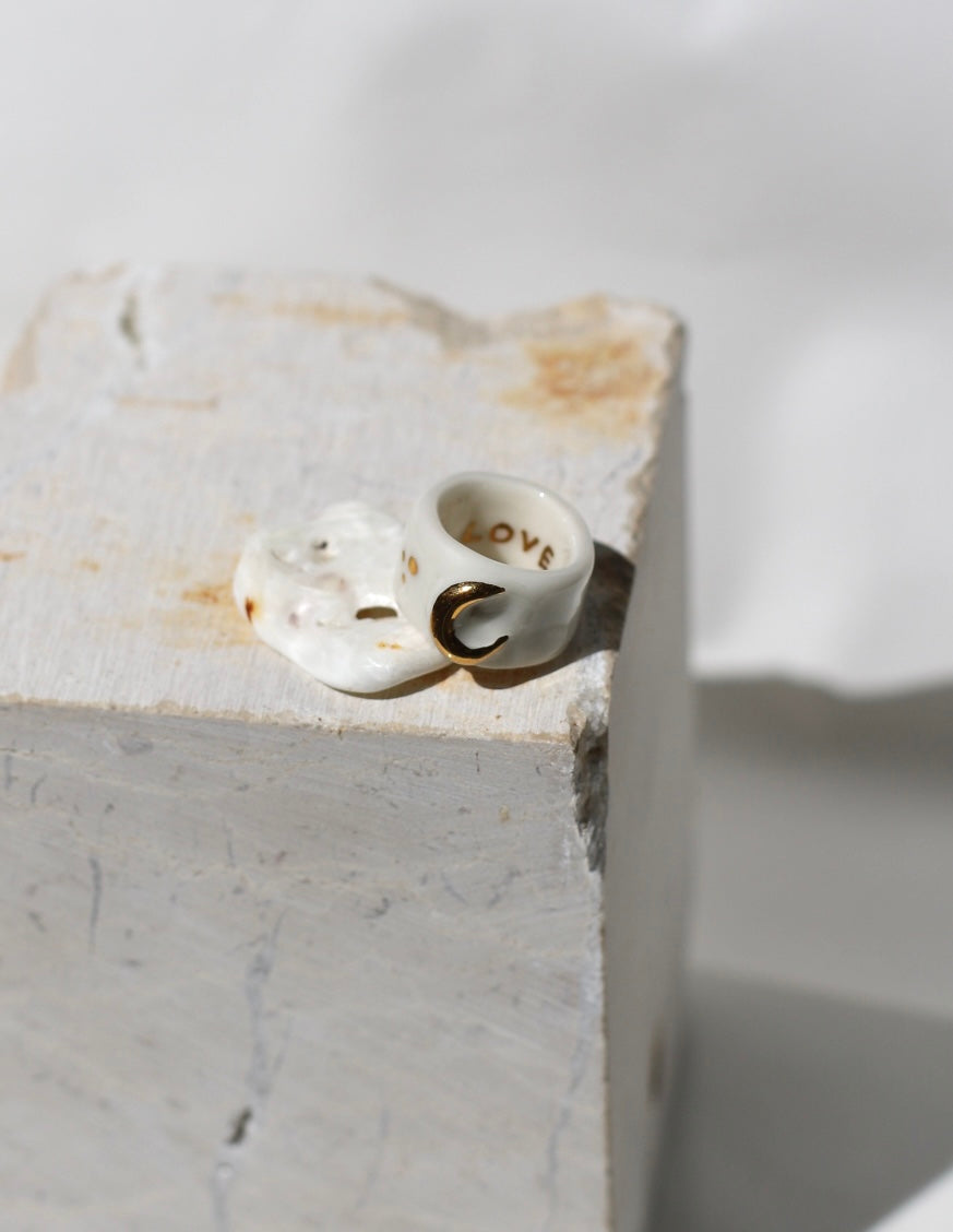 bague porcelaine bleu nuit motif croissant lune en or peint à la main taille 51 FR.