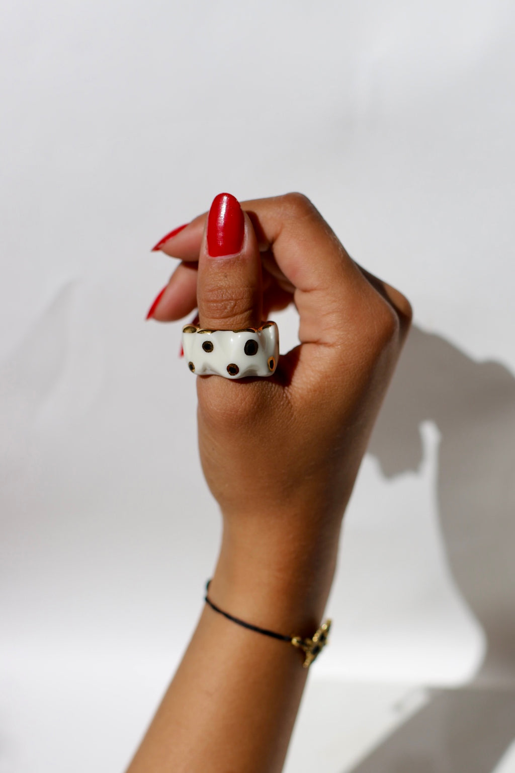 Bague massive en porcelaine et or, motifs petits pois noirs et or 