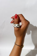 Bague massive en porcelaine et or, motifs petits pois noirs et or 