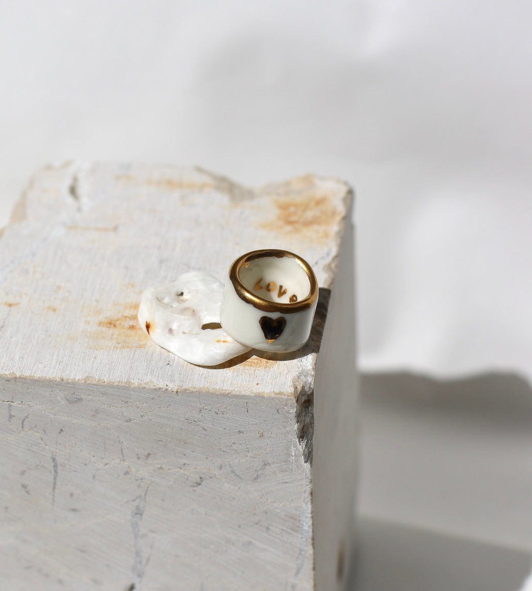 bague FUCK porcelaine blanche taille 50 FR avec des détails peint à la main à l'or liquide.