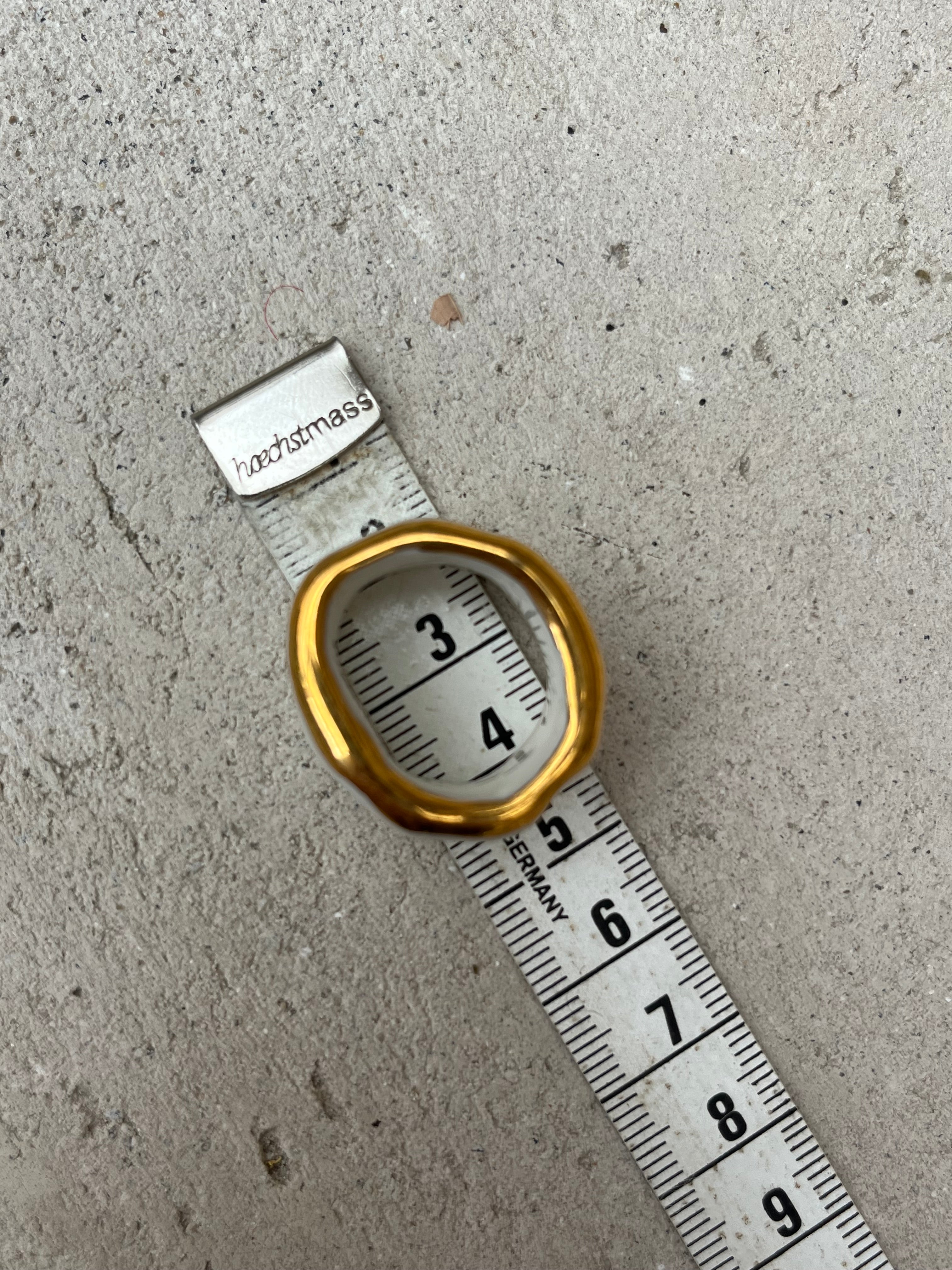  bague bandeau en porcelaine blanche émaillée taille 50 1/2 avec une inscription "FUCK" peinte à la main peintes à la main.