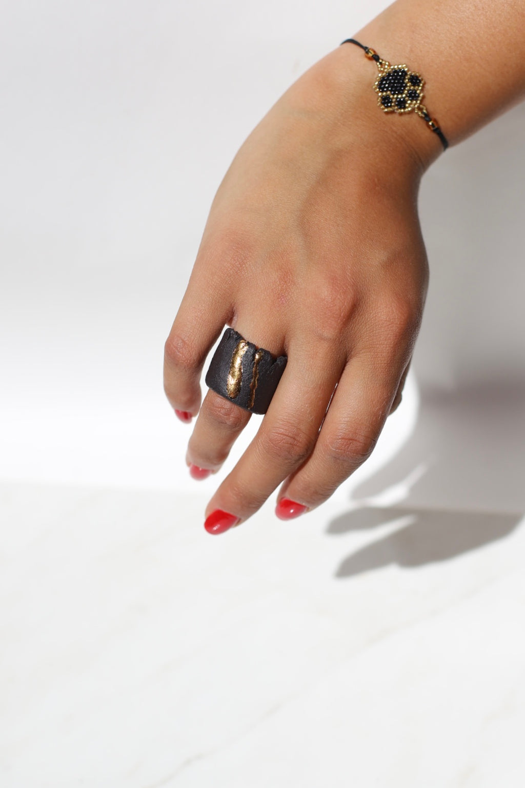 Bague noir mat en porcelaine teinté dans la masse avec des détails d'or en taille 53 FR 