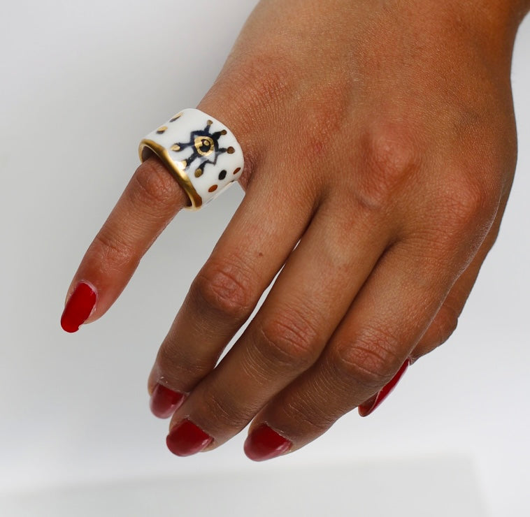 Bague en céramique taille 49 fr dessinée d’un œil 