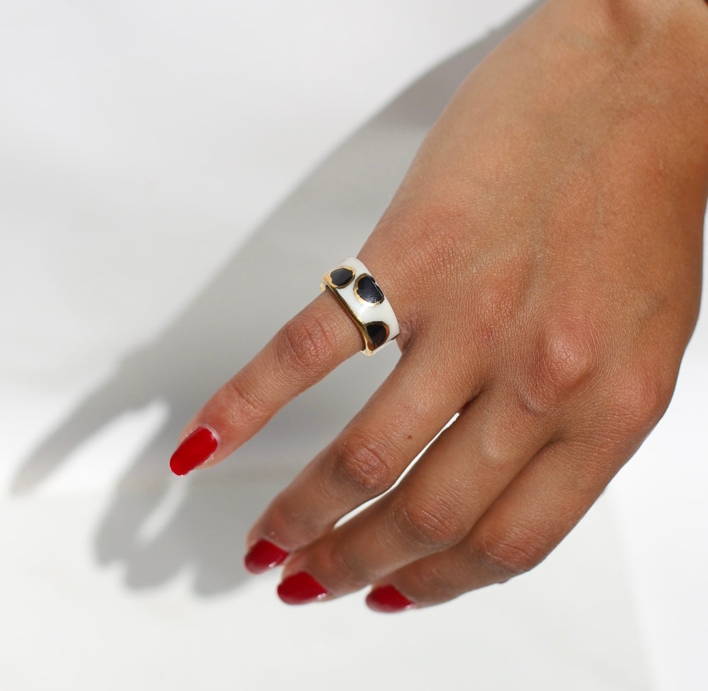 Bague en porcelaine à motifs pois noirs 