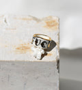 Bague large type bandeau en porcelaine blanche émaillée en taille 53 FR avec un message FUCK ornées de petits motifs d'étoiles en or liquide peintes à la main.