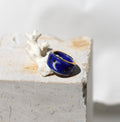 bague taille 52FR en bandeau fait en porcelaine bleu nuit émaillée fait main avec un motif de lune doré et d'une petite étoile dorée peints à la main.