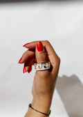 Grosse bague en porcelaine écriture fuck écrite et peinte à la main en or liquide. Bague taille 62 FR