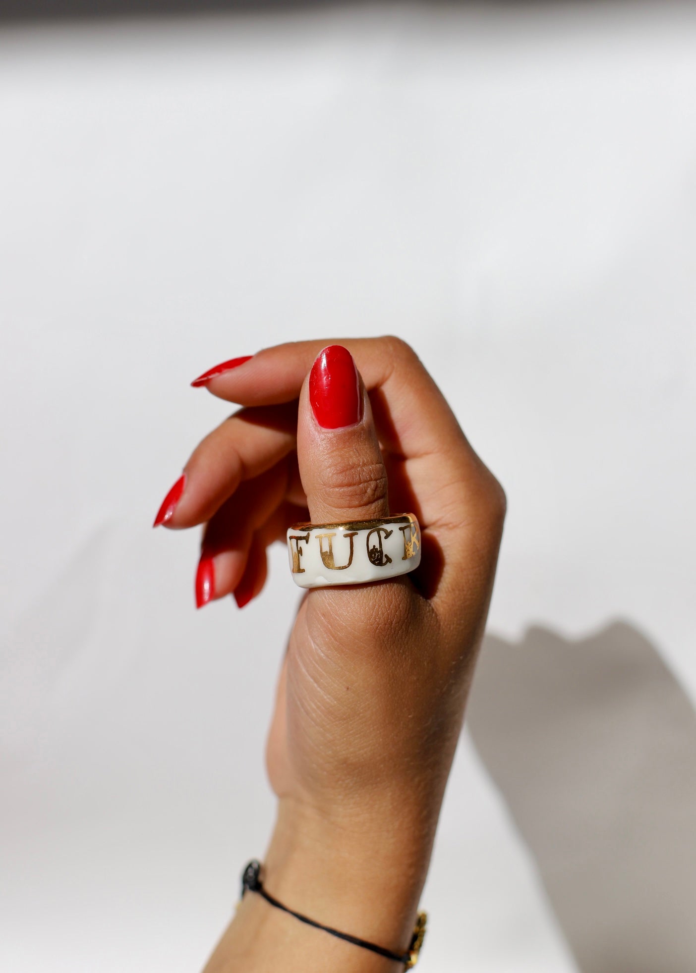 Grosse bague en porcelaine écriture fuck écrite et peinte à la main en or liquide. Bague taille 62 FR