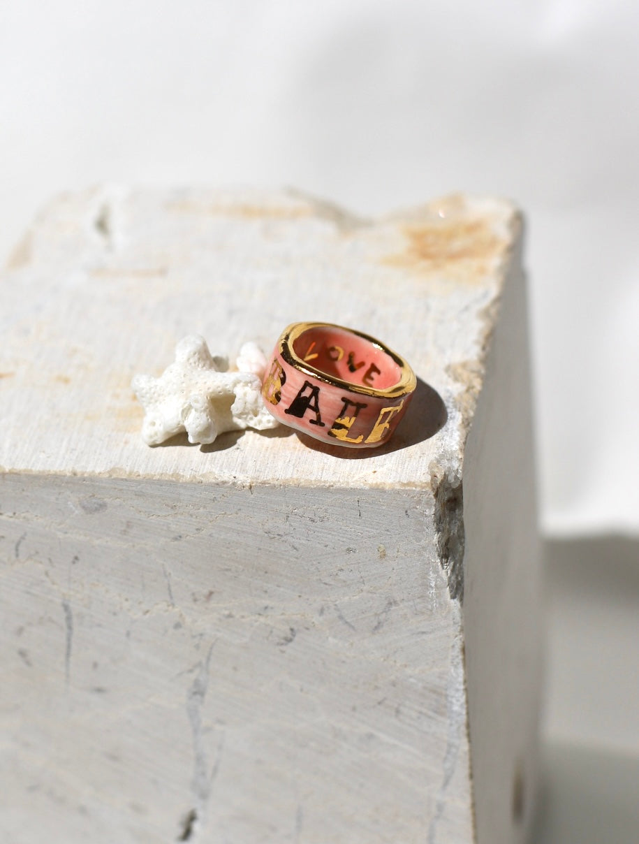 Bague en porcelaine rose BALEK taille 51 FR avec lettres en or fin.