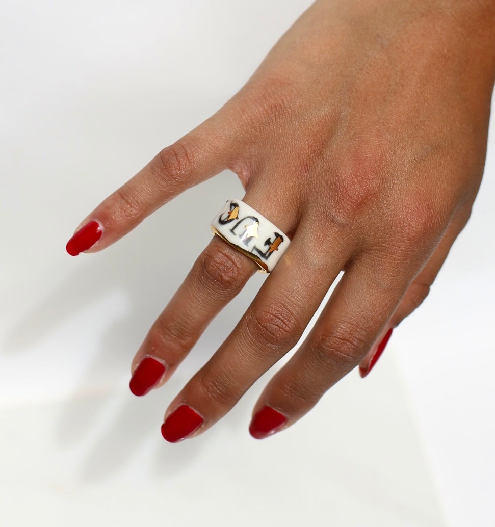 Bague porcelaine inscription fuck noir et or peint à la main taille 53 fr