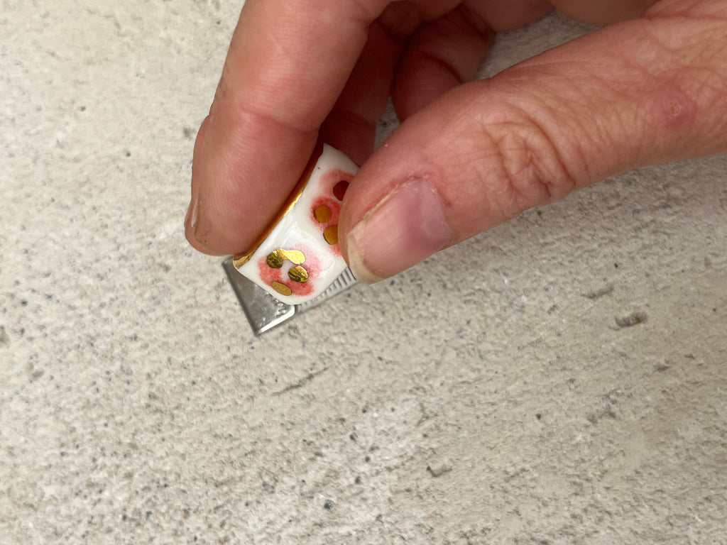 bague large en porcelaine léopard rose, blanc et or en taille 55 Fr, à motif léopard peint à la main avec des détails à l'or liquide 
