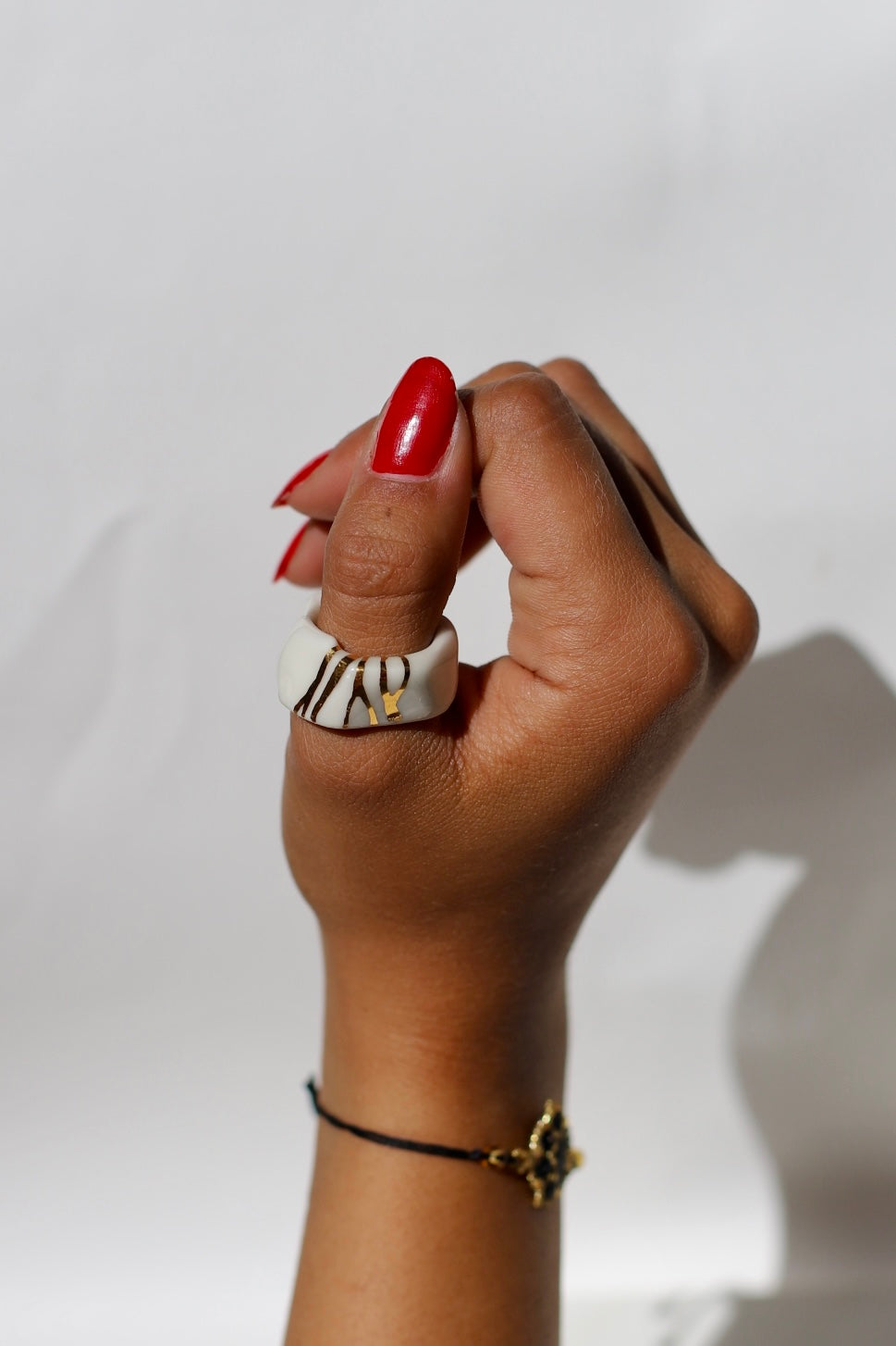 Bague en porcelaine kintsugi avec détails en or liquide taille 61 fr 