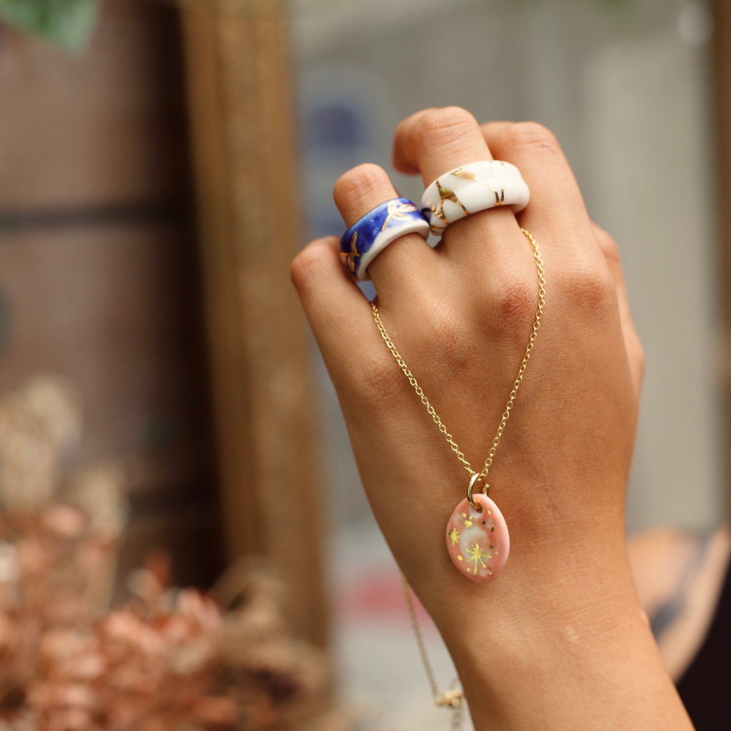 Bagues et collier en céramique 