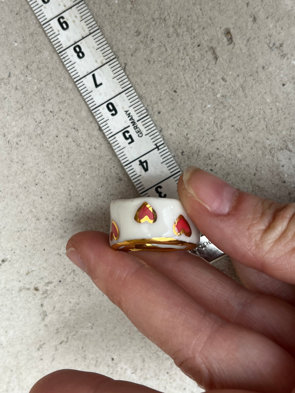 bague anneau large à motif coeur en porcelaine blanche émaillée en taille 55 Fr, peint à la main avec des touches d'or 