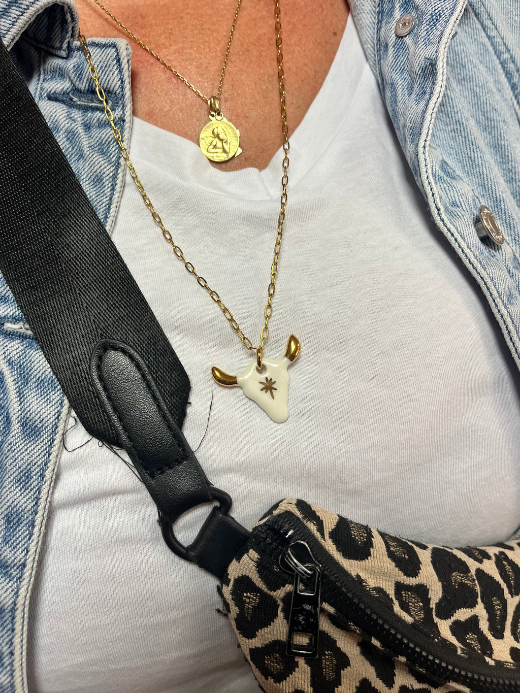 Pendentif tête de taureau en porcelaine et or pour un style bohème chic au quotidien.