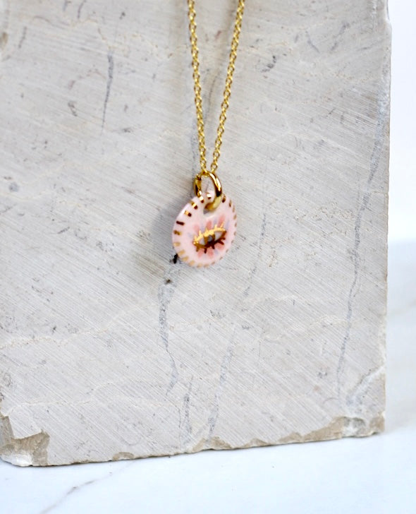 collier à médaillon en porcelaine rose du collier avec motif oeil protecteur peint à la main et des détails en or liquide 