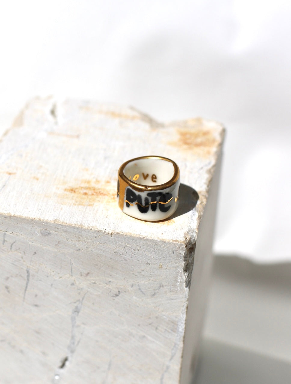 Bague en porcelaine blanche émaillée style rock et rebelle avec finitions or taille 52 FR.