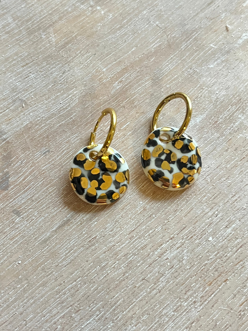Jolie boucle d'oreille fais main avec un motif léopards fais en porcelaine 