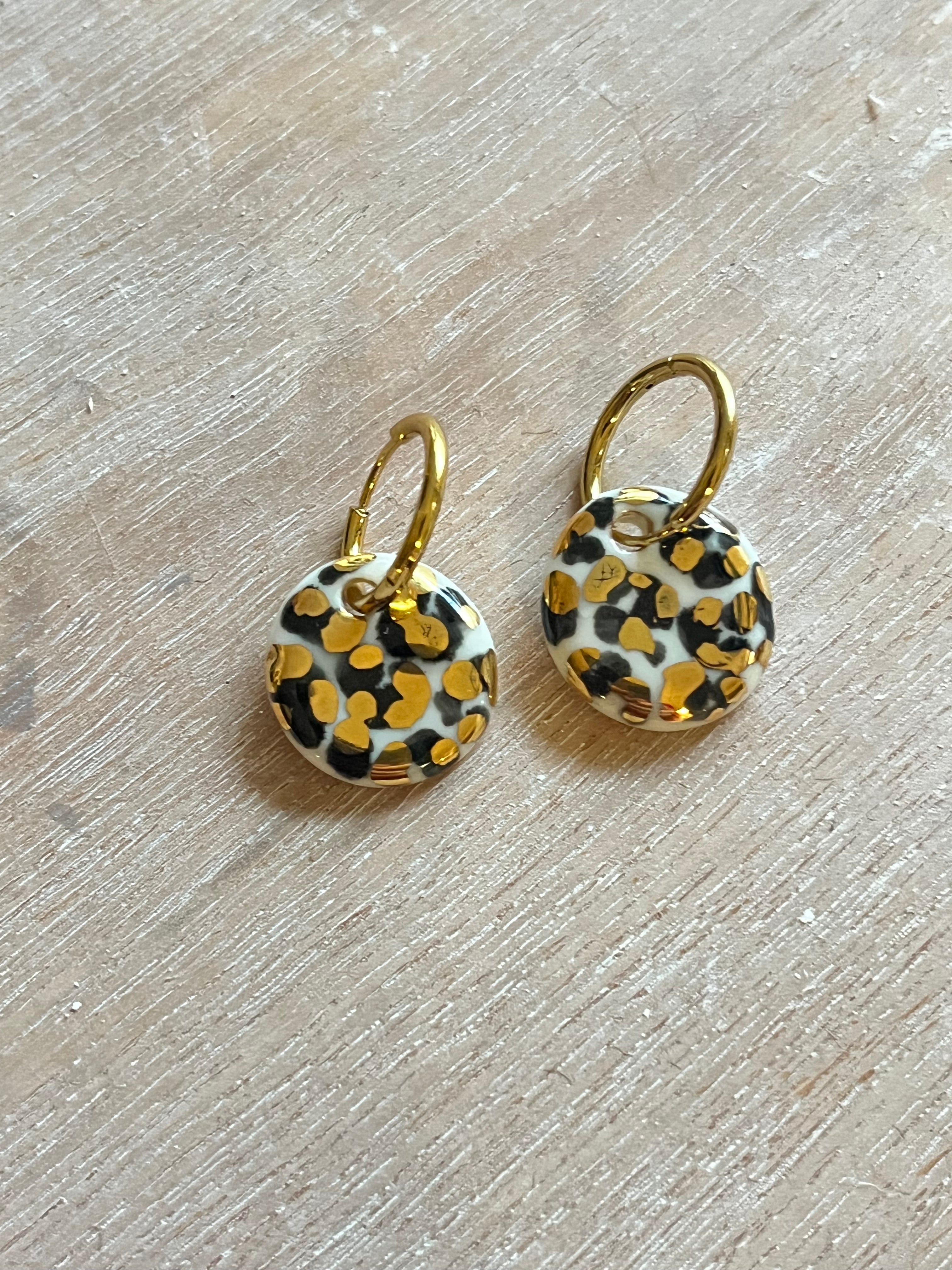 Jolie boucle d'oreille fais main avec un motif léopards fais en porcelaine 