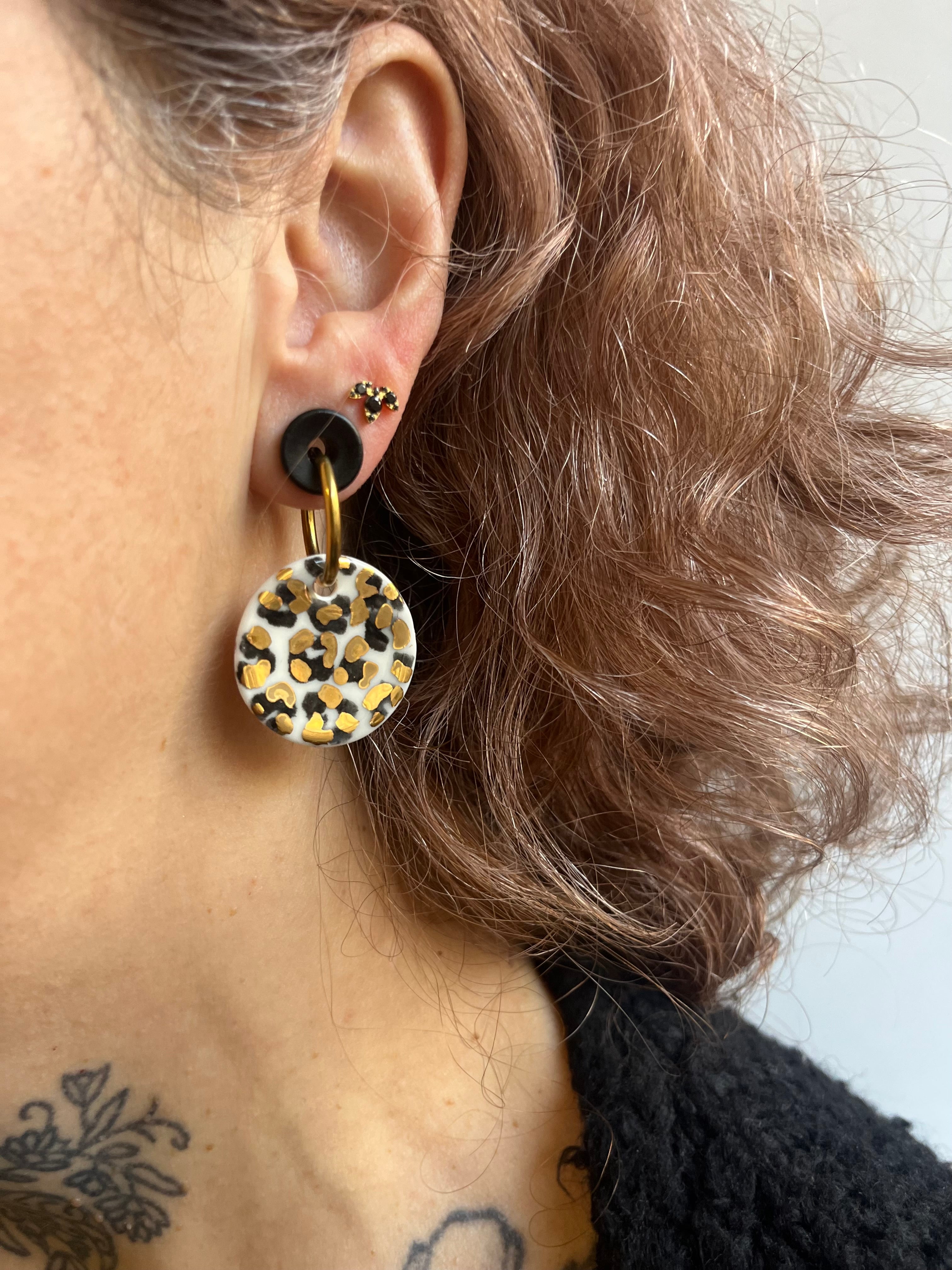 boucle d'oreille à motif léopard avec des pointes d'or en porcelaine fais main 