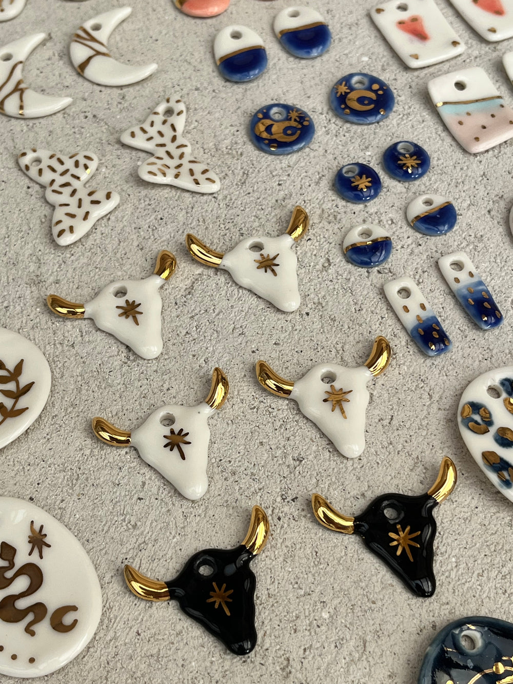 Pendentifs originaux en porcelaine et or Marilou, tête de taureau, style. Hemery, rock , bleu Klein, émail bleu, lustre or 