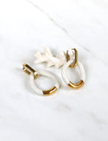 Grande boucle d'oreille créoles en porcelaine avec des détails en or 
