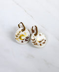 Grande boucle d'oreille en porcelaine avec des touches en or et un motif lune 