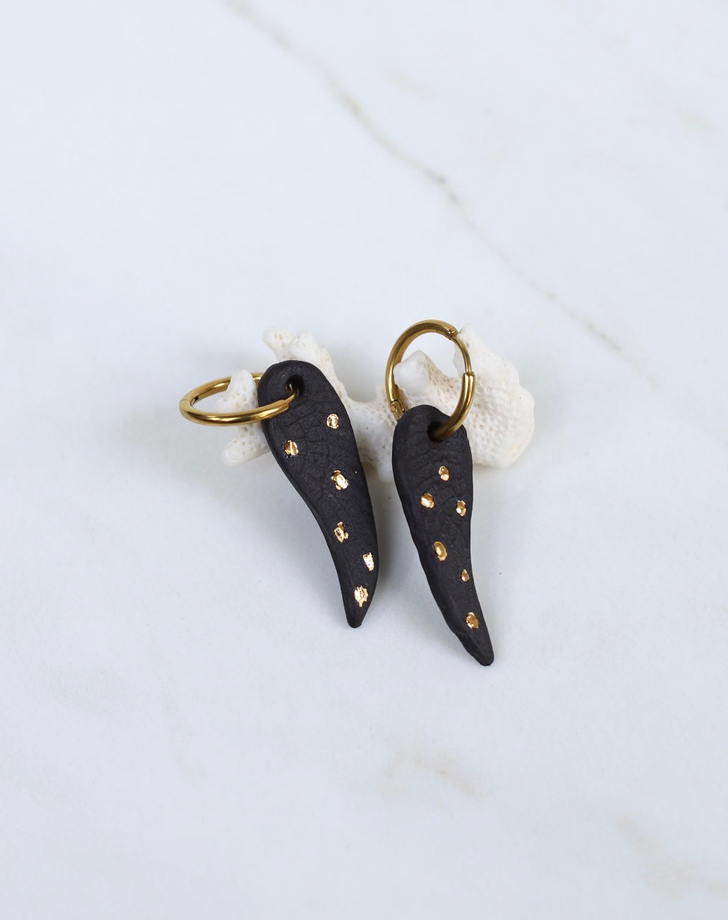 boucle minimaliste d'ailes en porcelaine noir avec points or