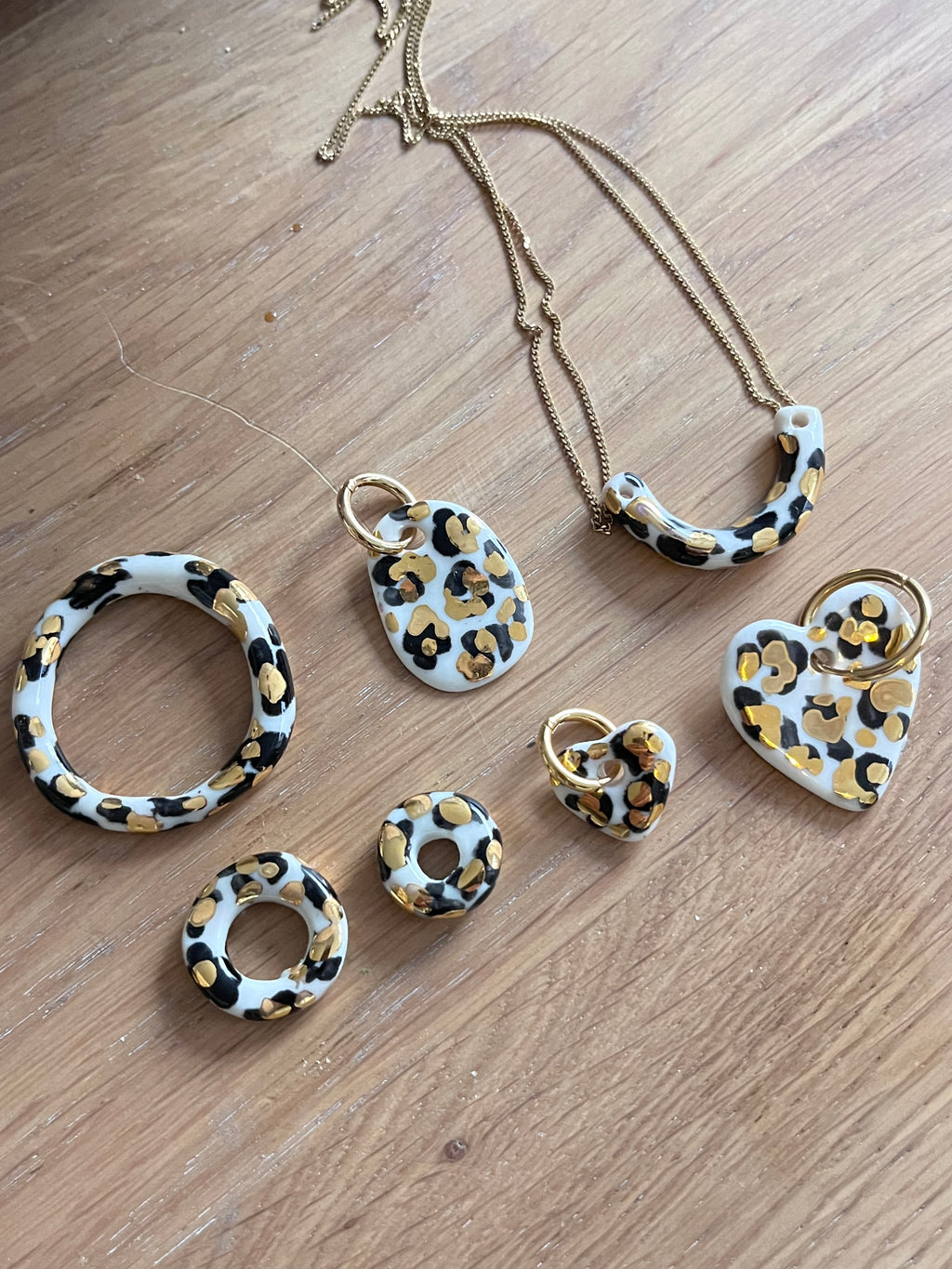 Pendentifs en porcelaine, en motif léopard fait main en porcelaine 