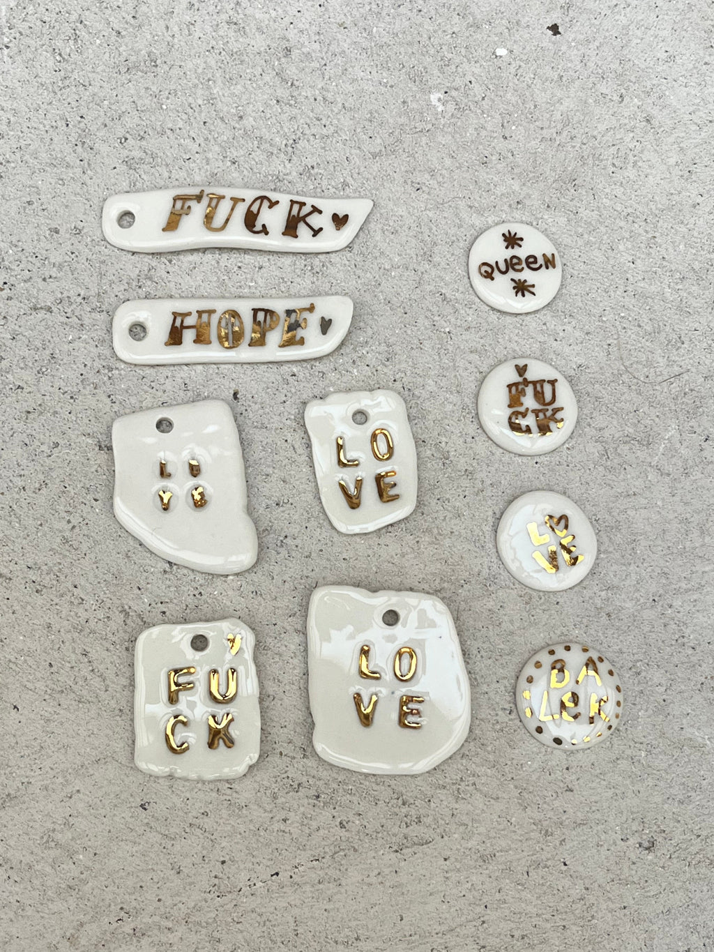 barrettes d'oreilles pour femme en porcelaine avec inscription FUCK & HOPE en or fait à la main