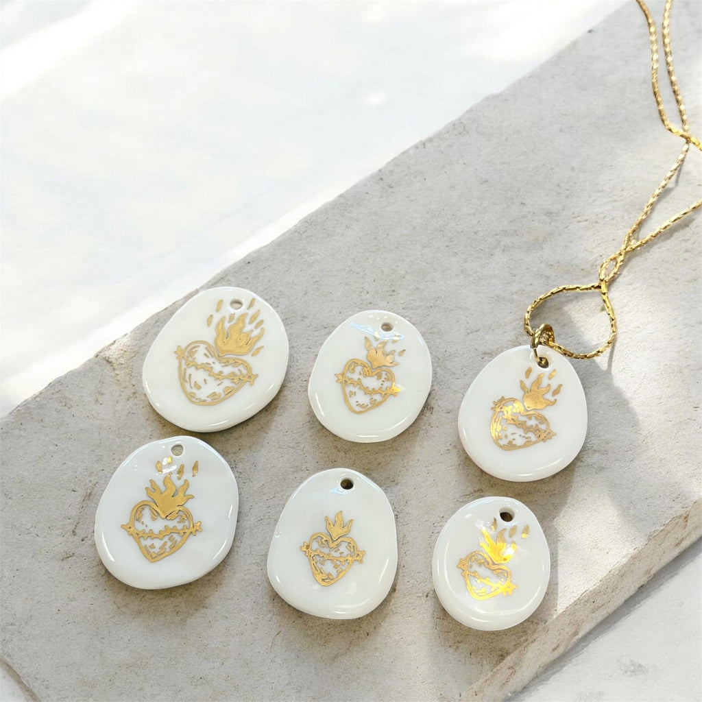 colliers HEARTVOTO en porcelaine blanche et or fin, motifs ex-voto sacré cœur dorés peints à la main. Bijoux artisanaux français