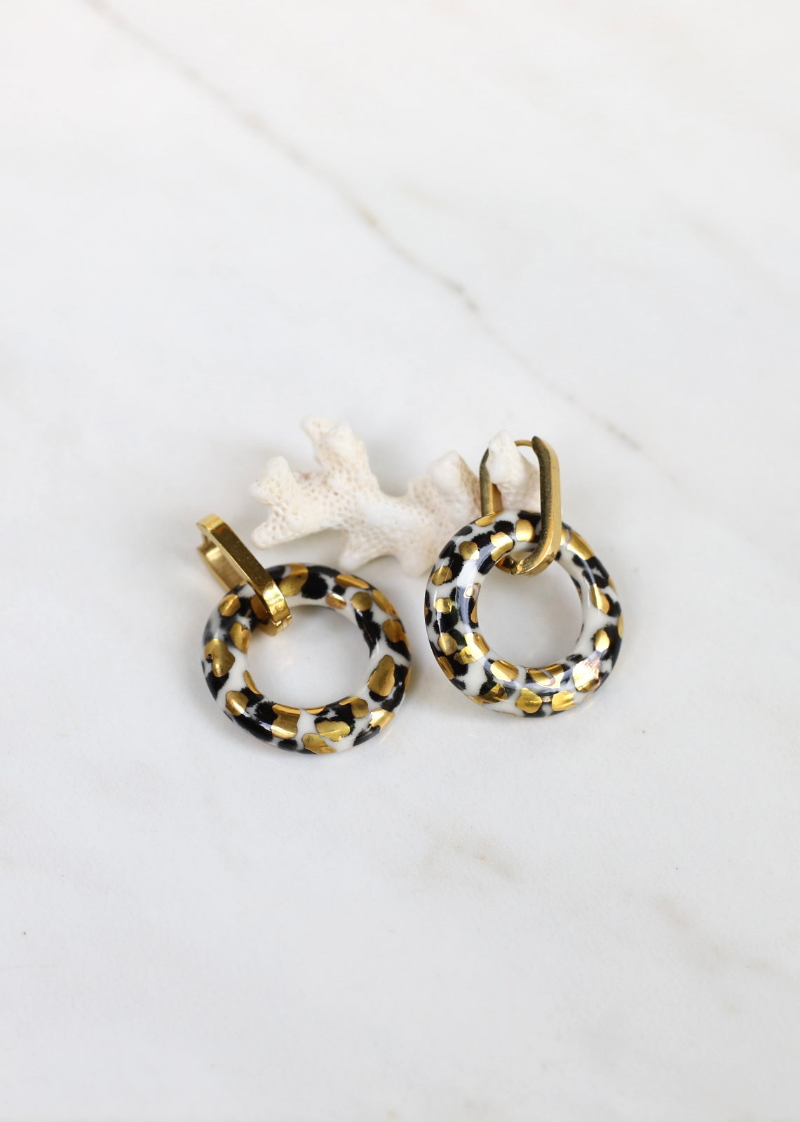 Grande boucle d'oreille créole léopard brillante en céramique avec des touches d'or 