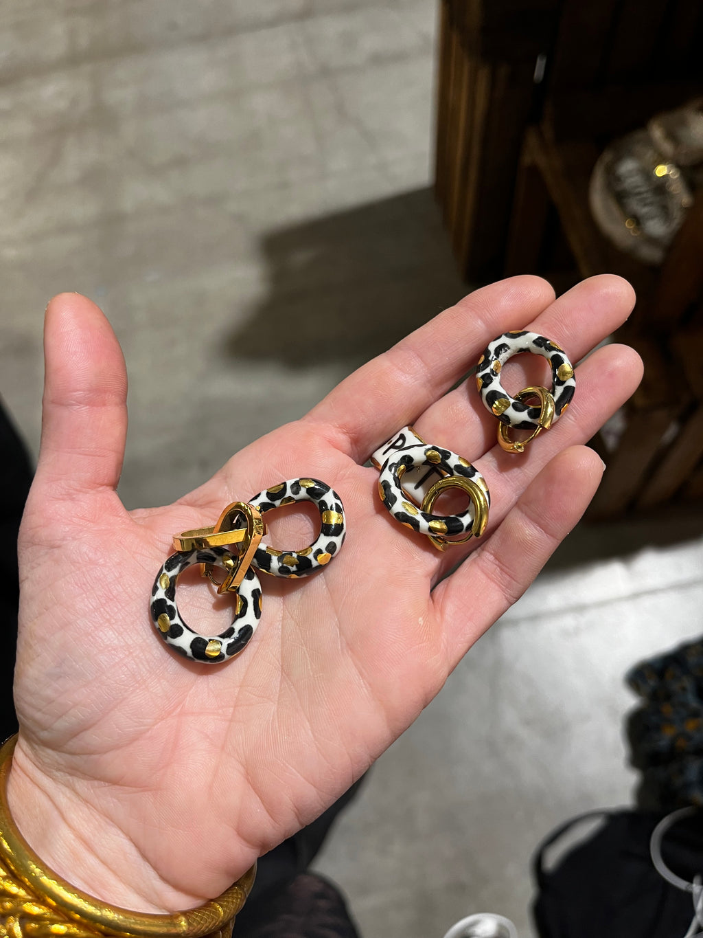 Boucle d'oreille créoles en motif léopard avec des touches d'or fabriqué en porcelaine.