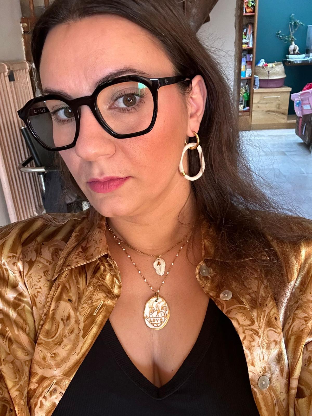 Grande boucle d'oreille créoles faites main en porcelaine avec des touches d'or 