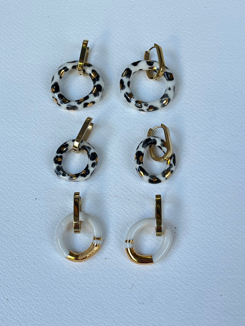 Boucles d’oreilles en porcelaine à la main, ornées d’un motif léopard et de touches d’or, pour femme. Création originale.  