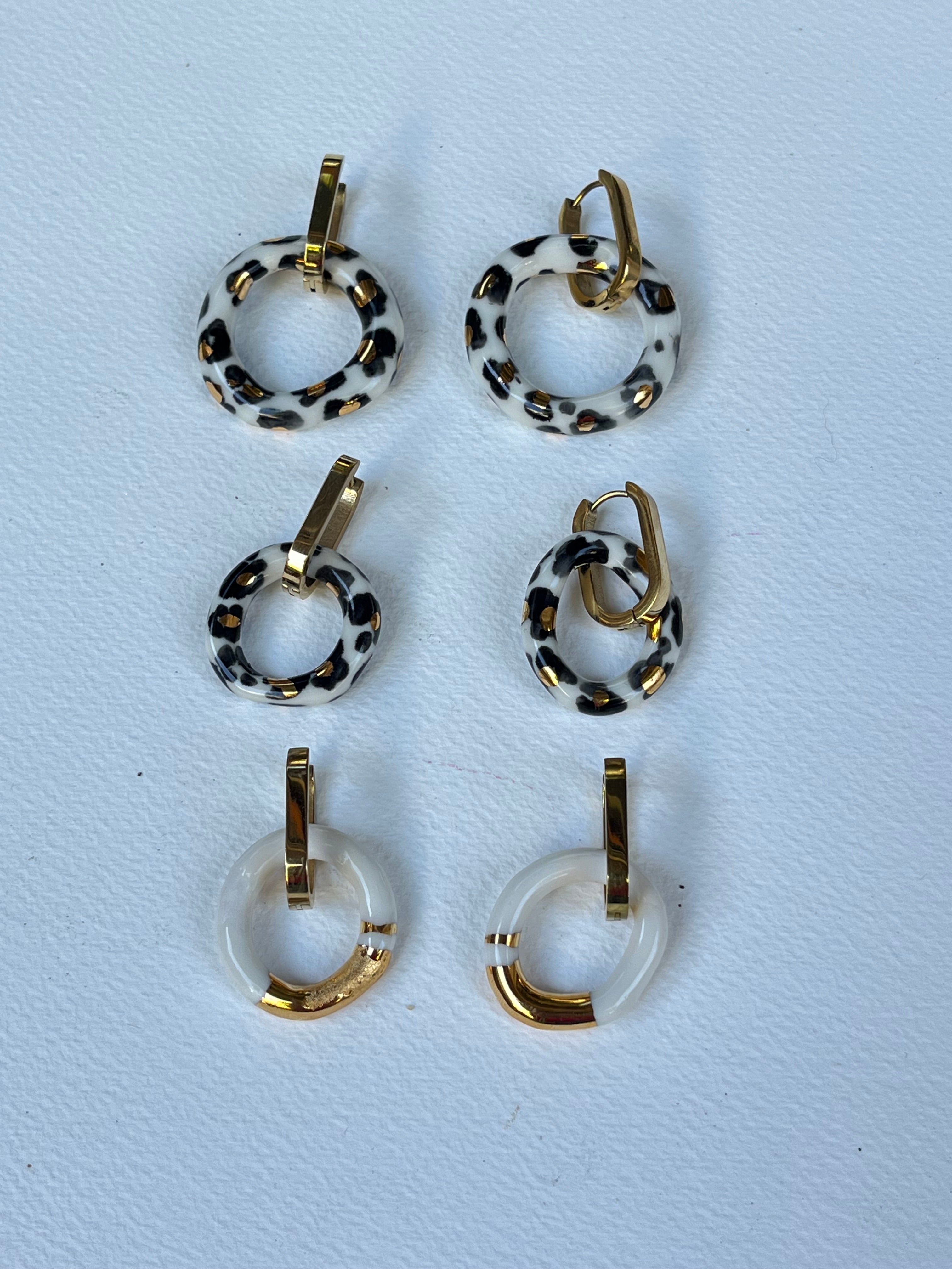 Boucles d’oreilles en porcelaine à la main, ornées d’un motif léopard et de touches d’or, pour femme. Création originale.  
