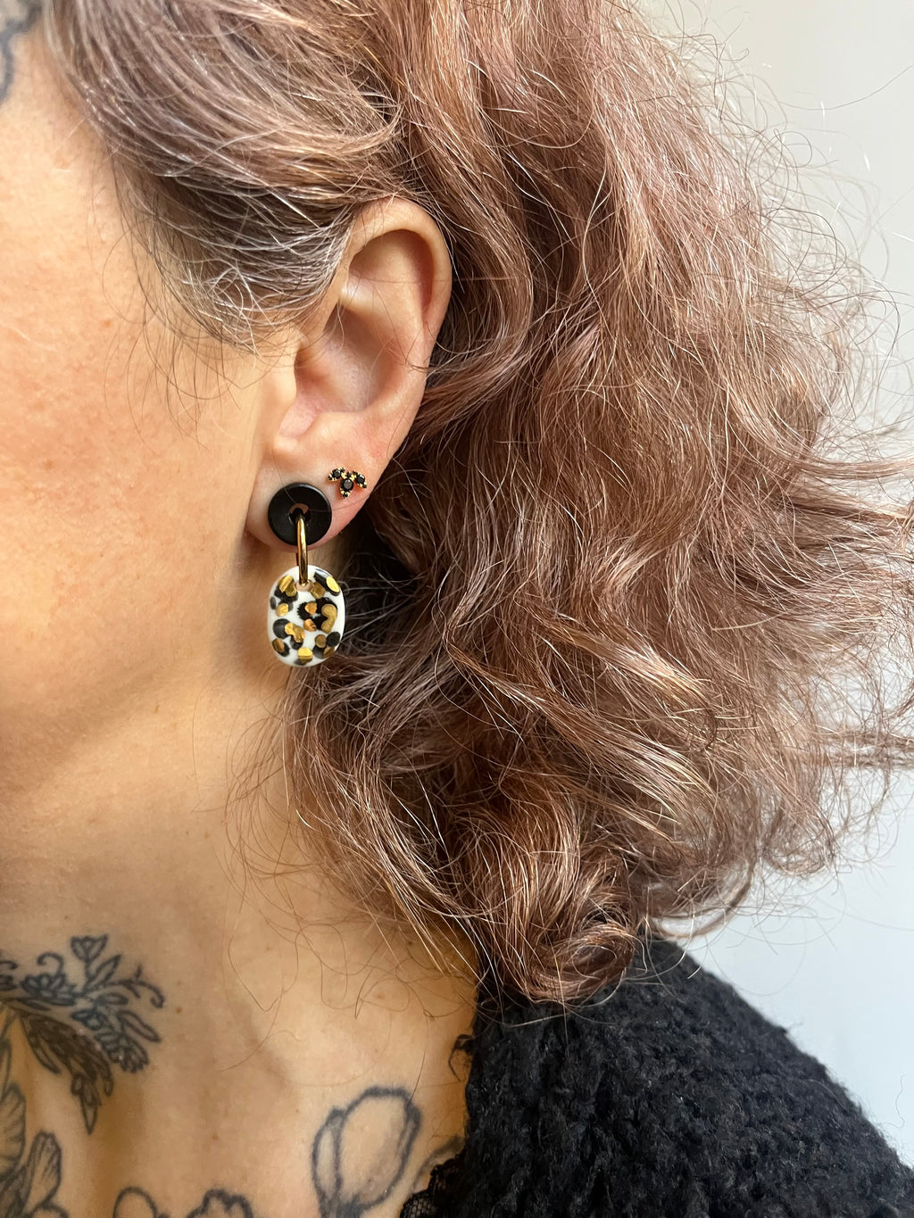 Boucle d'oreille de créatrice en porcelaine avec des finitions en or 