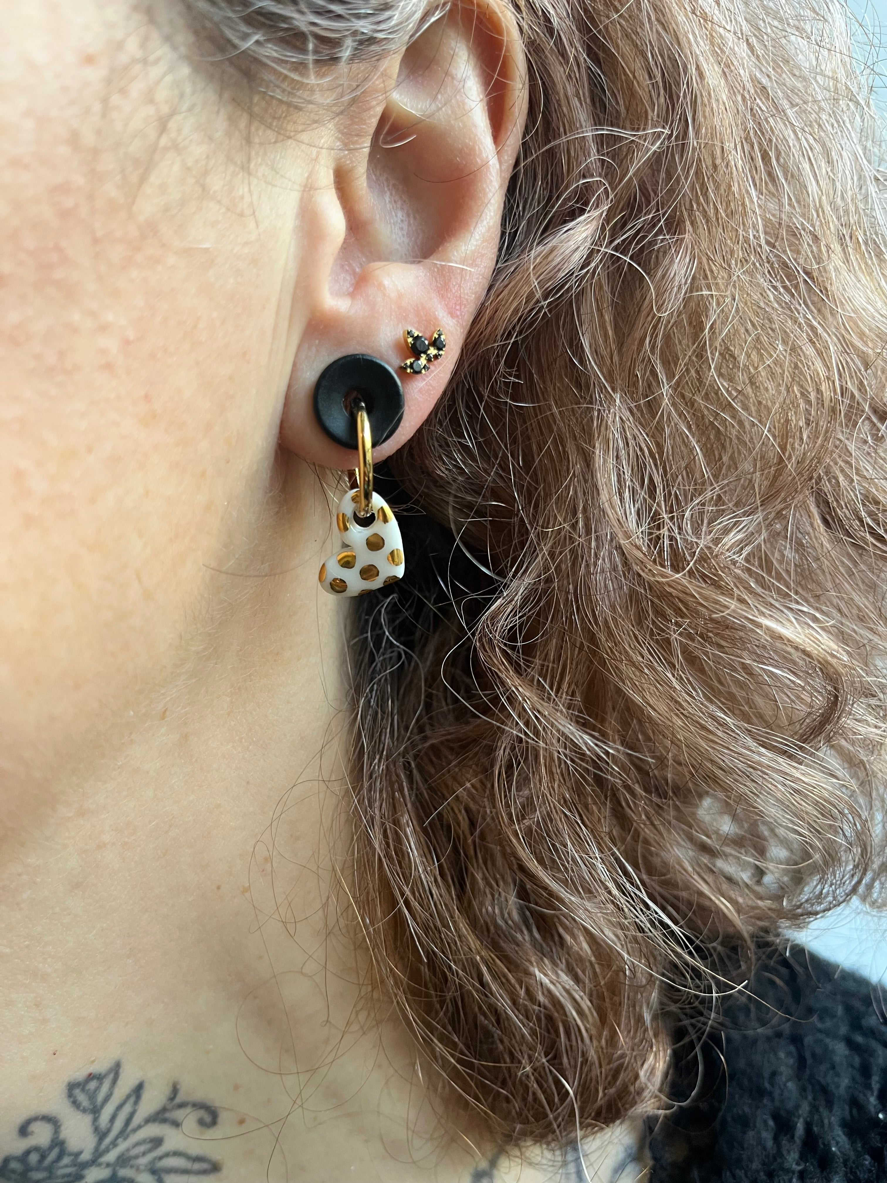 Boucle d'oreille coeur en porcelaine blanc à motif point en or 