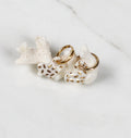 Mini boucle d'oreille en forme de coeur en porcelaine avec des touches d'or