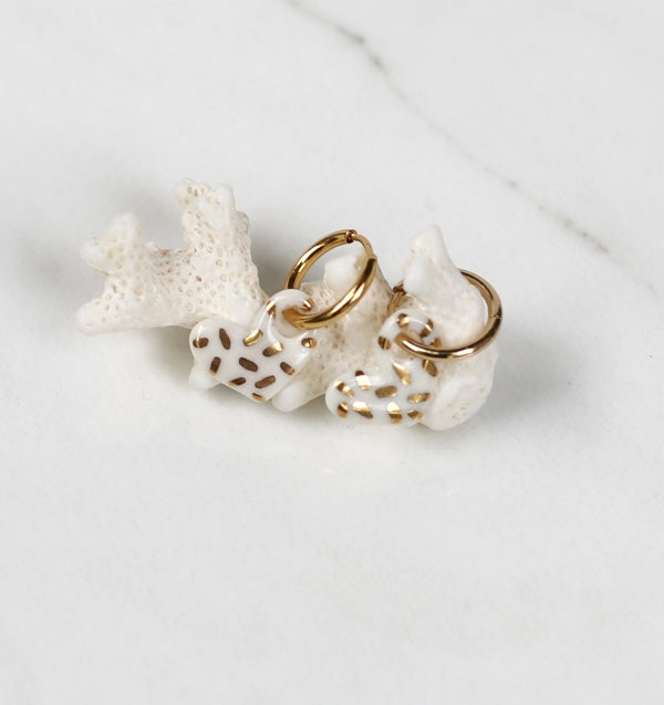 Mini boucle d'oreille en forme de coeur en porcelaine avec des touches d'or