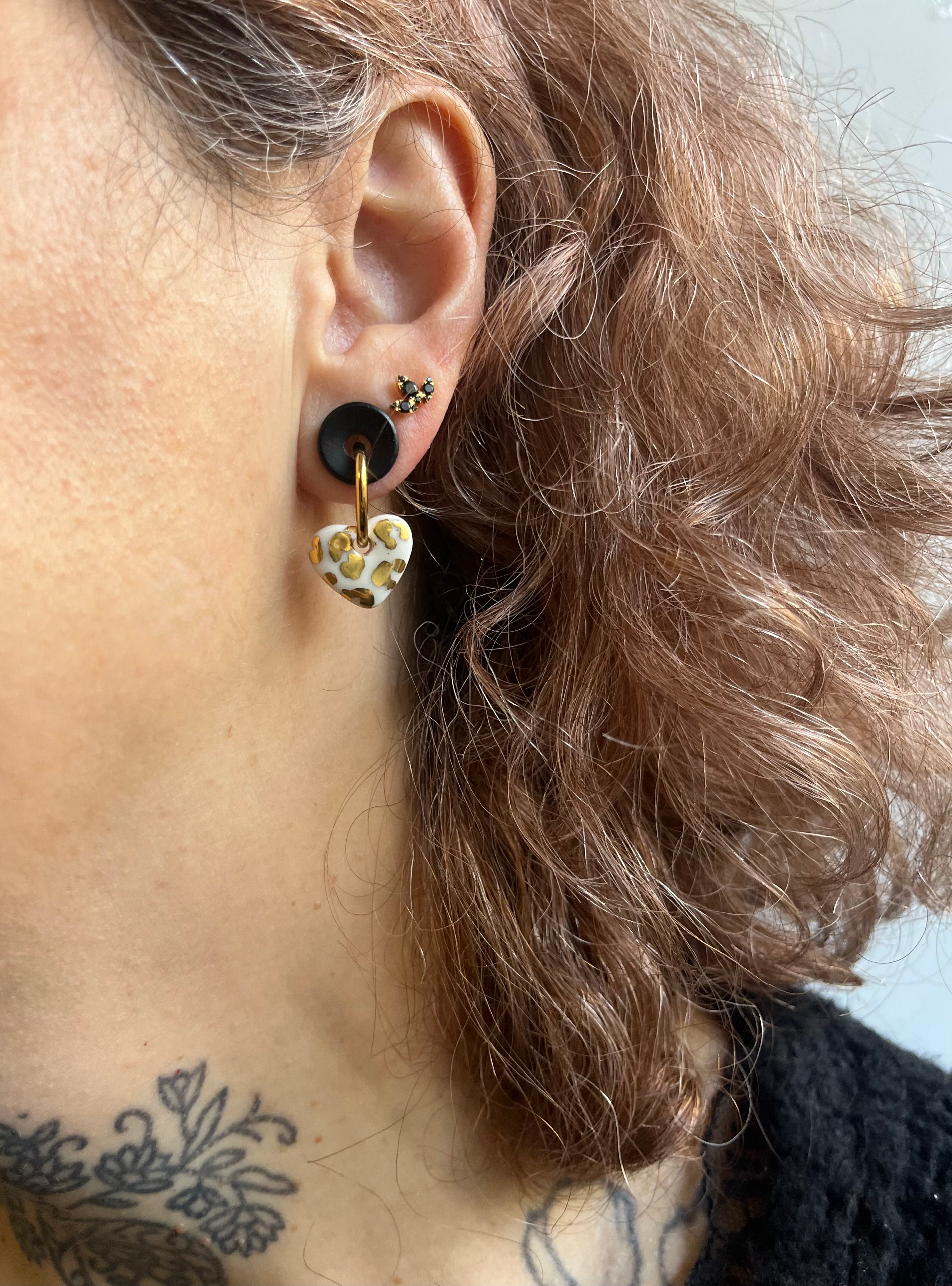 Boucle d'oreille faites main en forme de coeur en céramique avec un motif léopard uni or 