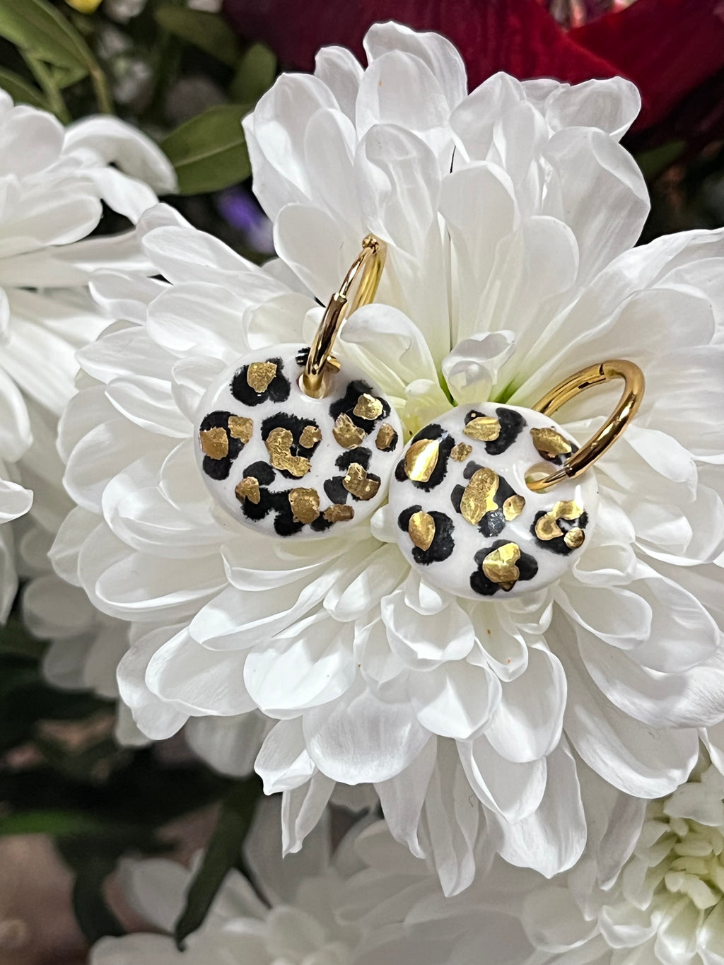 Boucle d'oreille en porcelaine avec finition léopards, en blanc avec des notes d'or 