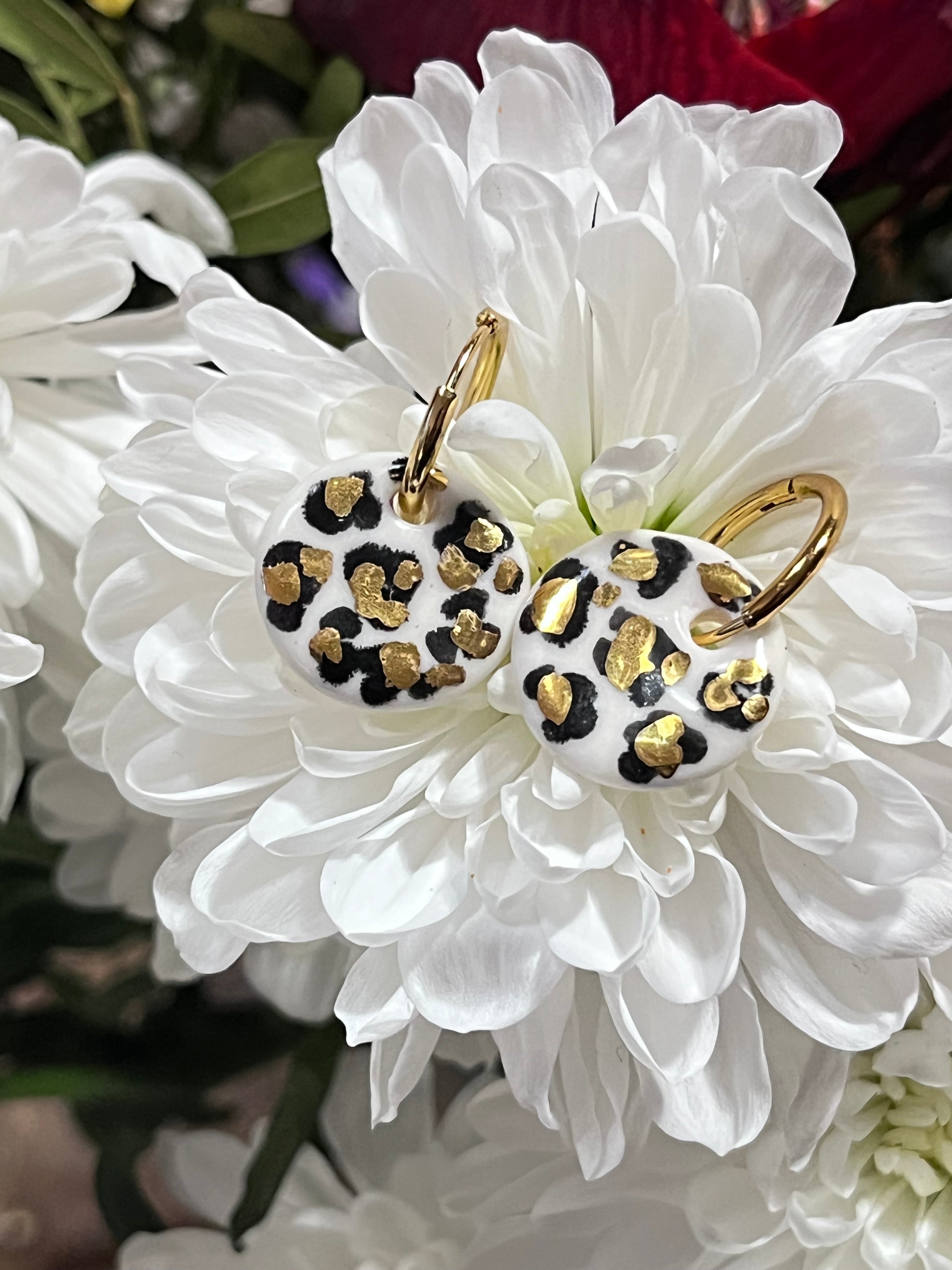Boucle d'oreille en porcelaine avec finition léopards, en blanc avec des notes d'or 