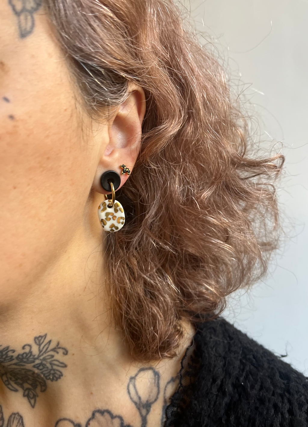 Boucle d'oreille mini en porcelaine, avec un motif léopard décoré d'or