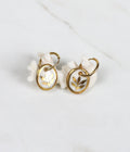 Boucle d'oreille en porcelaine avec dessin de fleur en or 