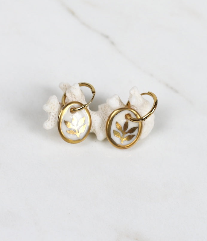 Boucle d'oreille en porcelaine avec dessin de fleur en or 