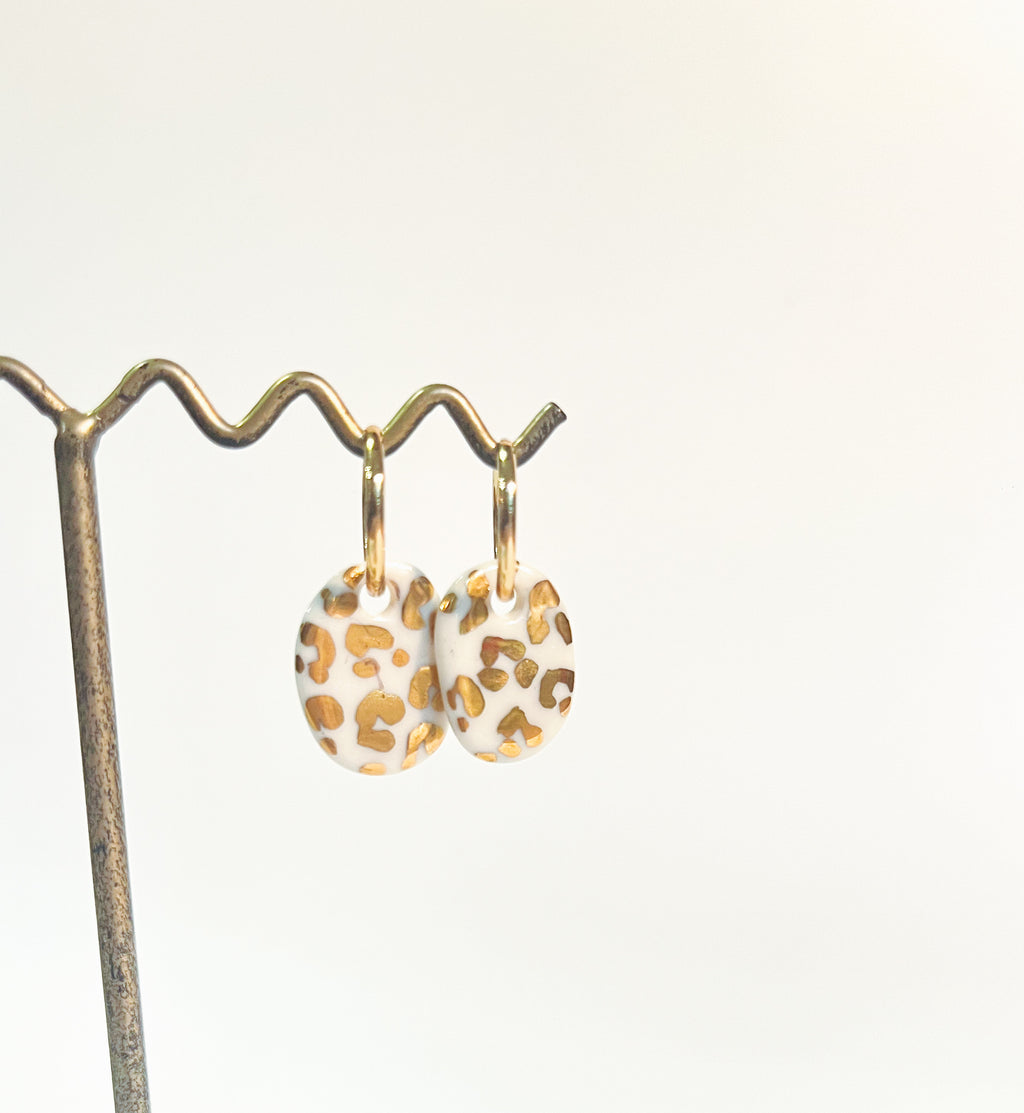 Bijoux de créateur mais mains en porcelaine avec motif léopard et tacheté d'or